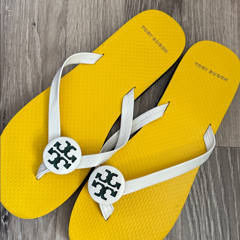 Tory Burch flip flops 🩴 - Picture 2 of 4